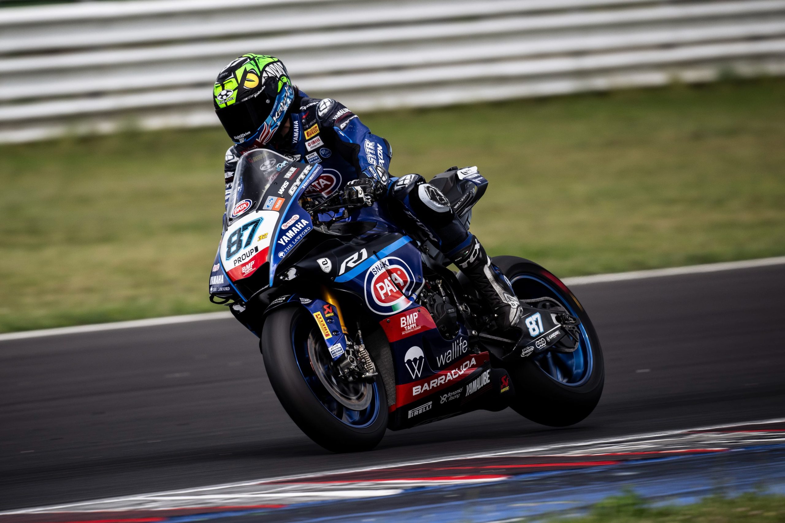 Gytr Grt Yamaha는 Donington에서 개장 당일에 레이싱 페이스를 구축합니다. • 총 오토바이