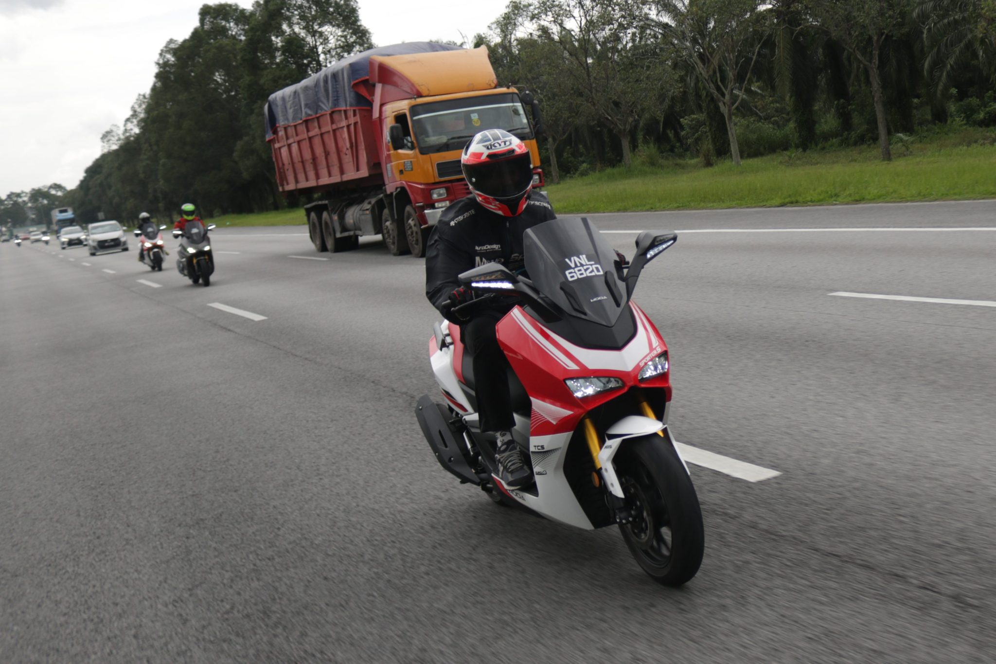 XMAX 250 vs MODA Sporter