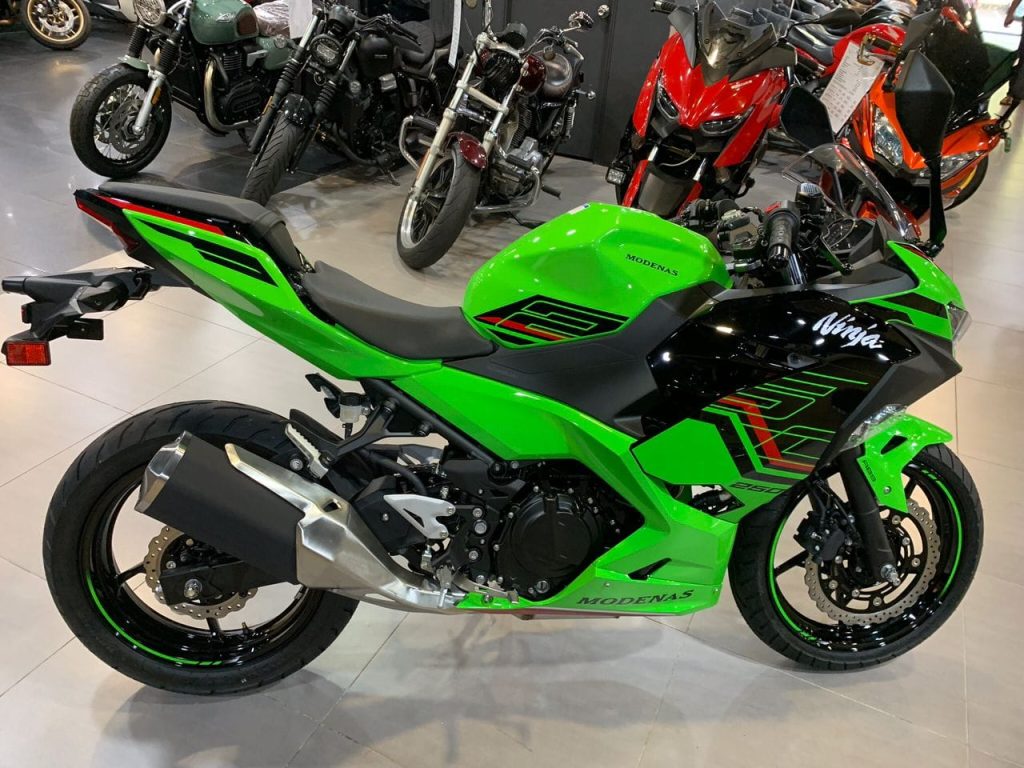 Kawasaki Ninja 250 vs Yamaha YZF-R25