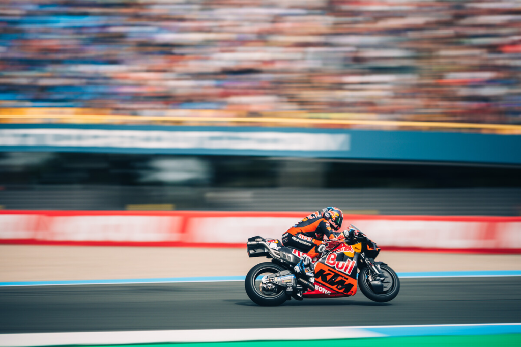 Maverick Viñales finishes 6th and Pedro Acosta 9th in the Dutch TT Sprint, collecting key points for Red Bull KTM ahead of Sunday’s main race.