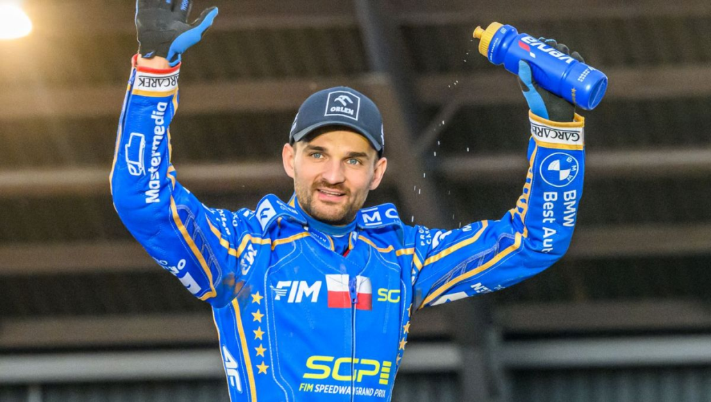 Speedway legend Bartosz Zmarzlik teams up with sponsor Orlen to replace stolen equipment for 11-year-old Jakub Godzina, helping the young Polish rider continue his racing journey.