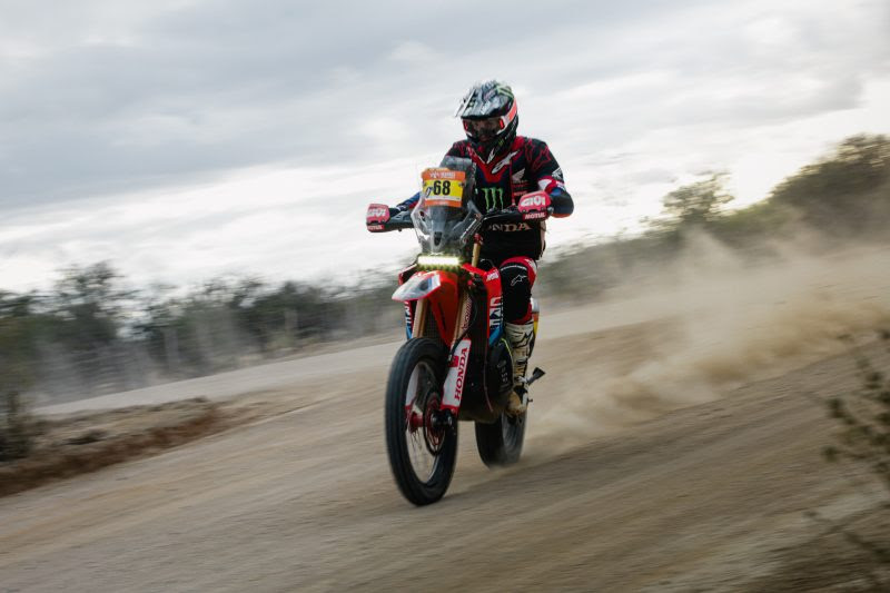 Tosha Schareina leads Sertões 2025 by 48 minutes after five straight wins, with the rally set to finish at Praia do Francês in Alagoas.