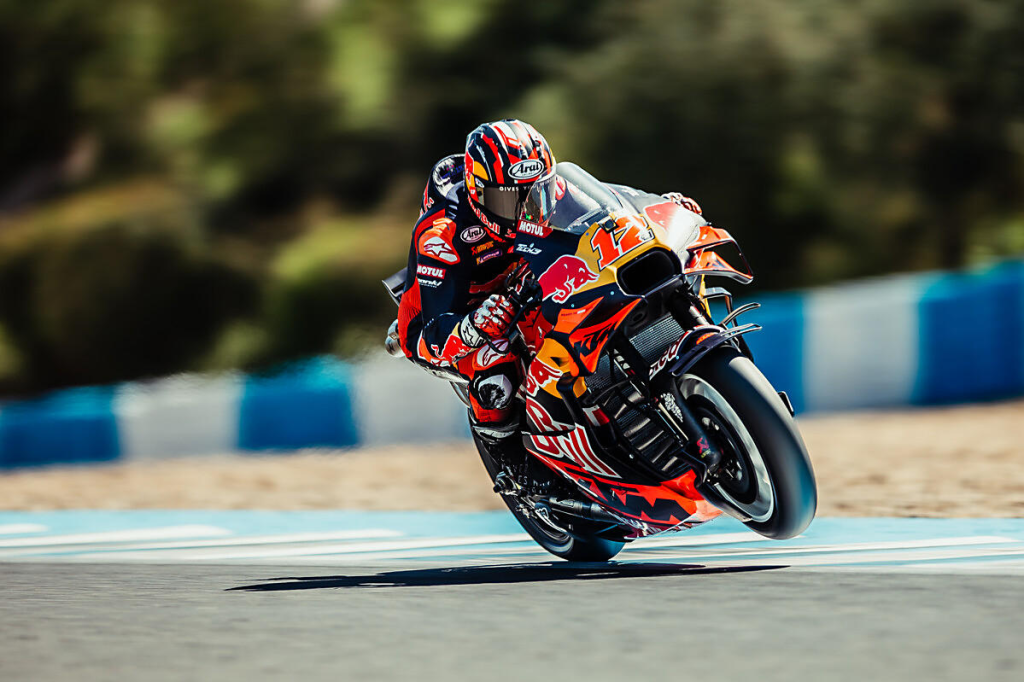 Maverick Viñales has turned down an offer to join BMW in WorldSBK for 2026, choosing to remain with KTM’s MotoGP project as BMW explores other rider options.