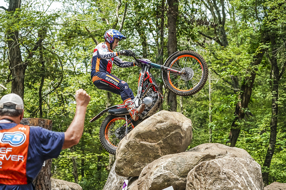 Repsol Honda’s Toni Bou clinched his 19th consecutive FIM Trial World Championship in Geddington, sealing his 38th career crown and extending an unmatched legacy in motorcycle trials.