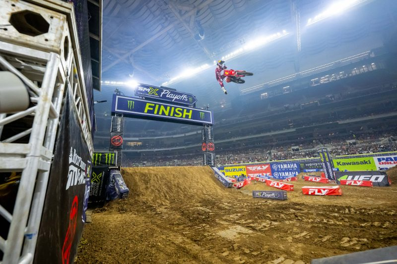 Honda HRC Progressive dominated the St. Louis SMX Playoffs as Hunter Lawrence claimed the 450 win, Jett Lawrence retained the red plate, and Jo Shimoda battled illness to seize the 250 points lead ahead of the Las Vegas finale.
