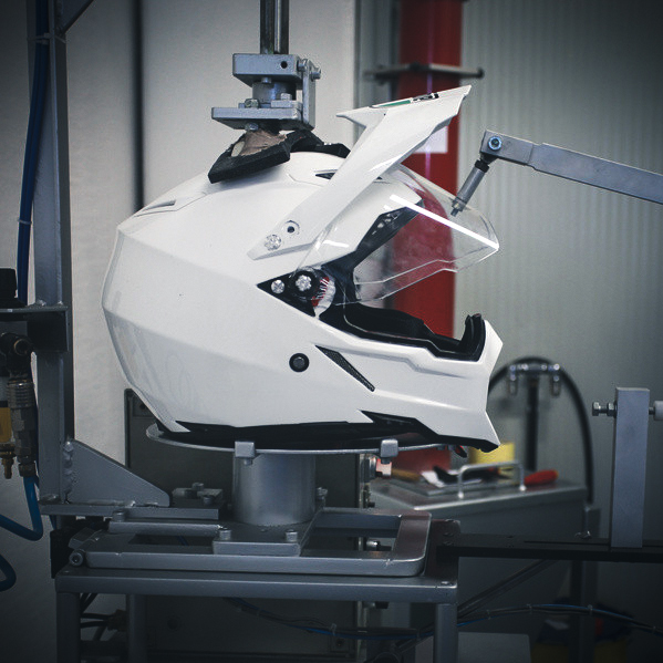 Europe’s ECE22-06 motorcycle helmet standard introduces tougher impact tests, rotational force assessments, and stricter visor and accessory requirements, raising safety levels beyond the long-standing ECE22-05.