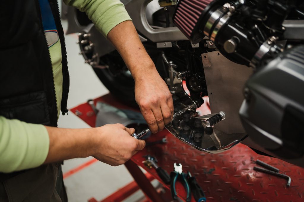 Minyak Motor Hitam Berkurang dan Kering