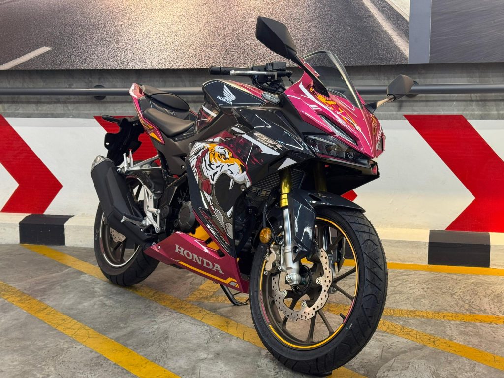 r15 vs cbr150r