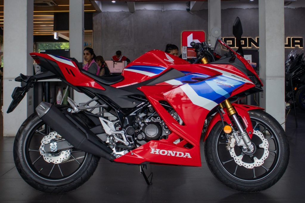 r15 vs cbr150r