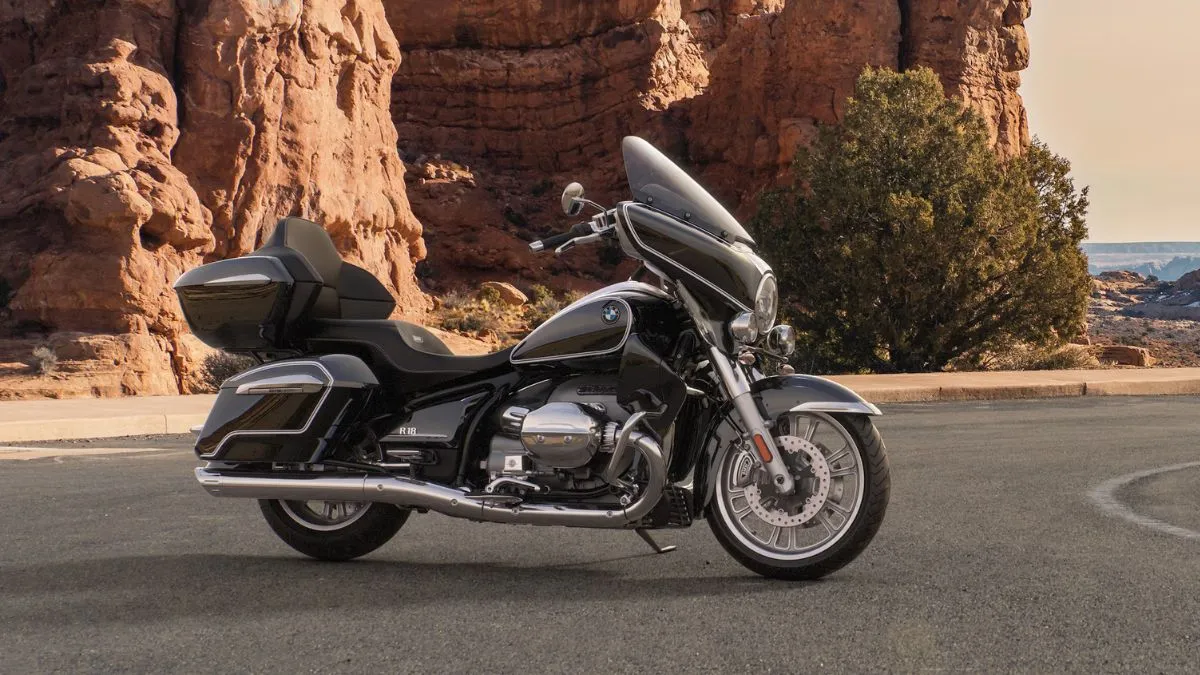 RM Sotheby’s auctioned a BMW R18 Transcontinental autographed by Pope Francis and donated all proceeds to support children’s aid projects.