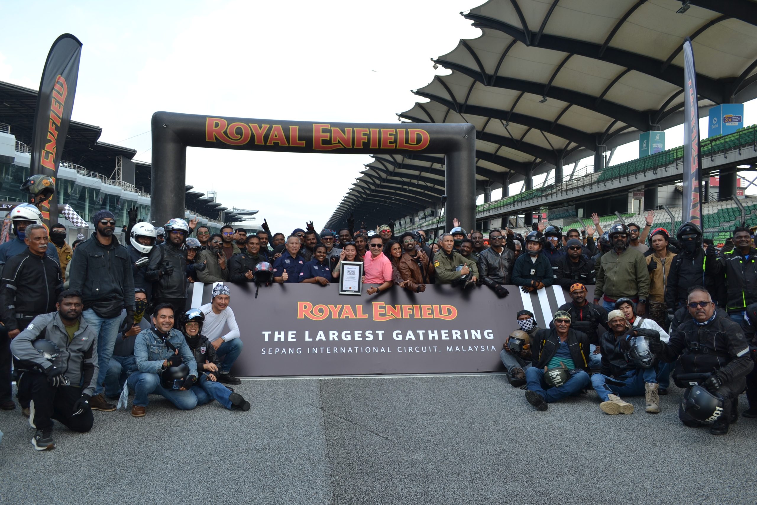 850 Royal Enfield Motorräder stellen Rekorde im Malaysia Book of Records ...