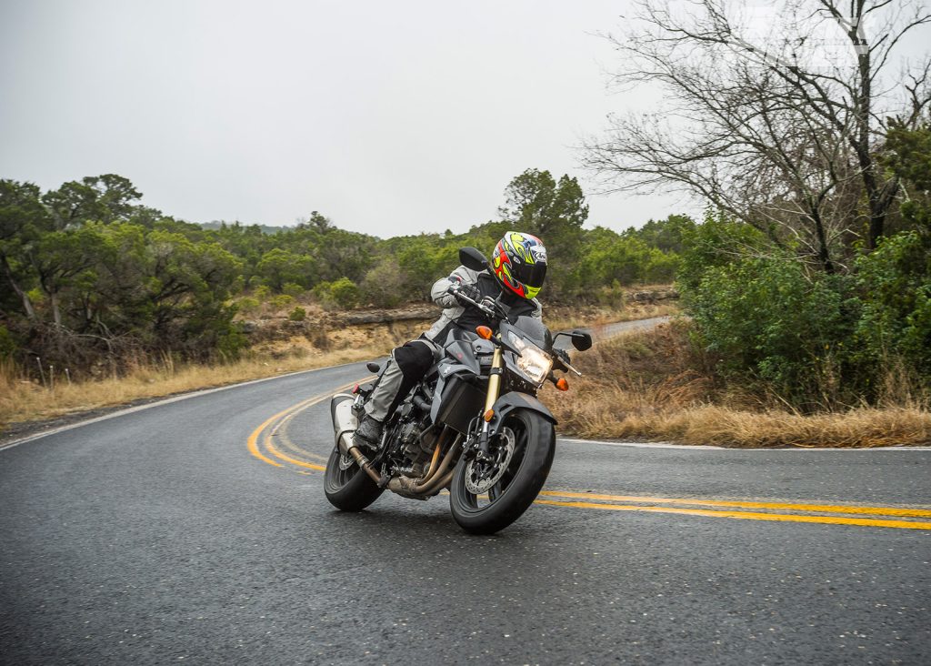 motosikal dalam hujan lebat