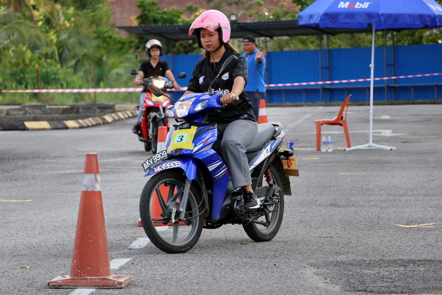 New MyLesen B2 riders in Sibu are reminded to stay safe, avoid illegal racing, and use their licences responsibly for everyday needs.