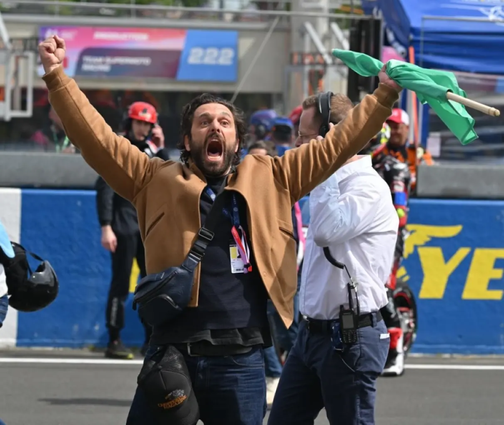 Fast starts, a key crash, and early strategy battles define the opening phase as Honda leads Yamaha and Suzuki in a tense endurance contest.