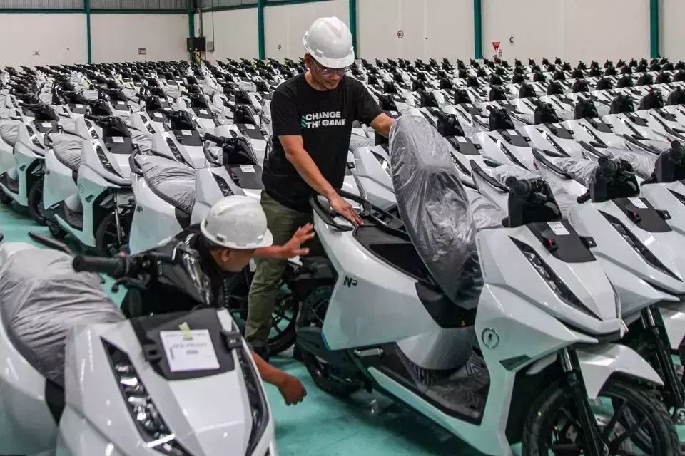 Indonesia backs a shift to electric motorcycles, with industry support growing despite challenges in infrastructure, investment, and consumer adoption.