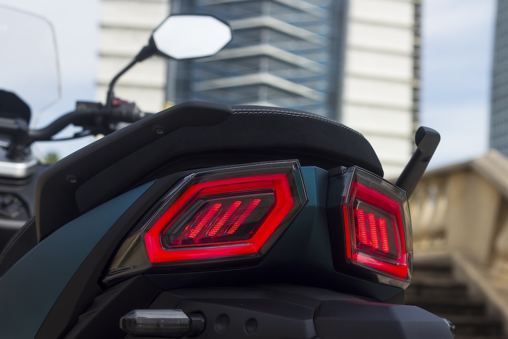 Aveta Vanguard 250 vs Modenas Elegan 250 EX